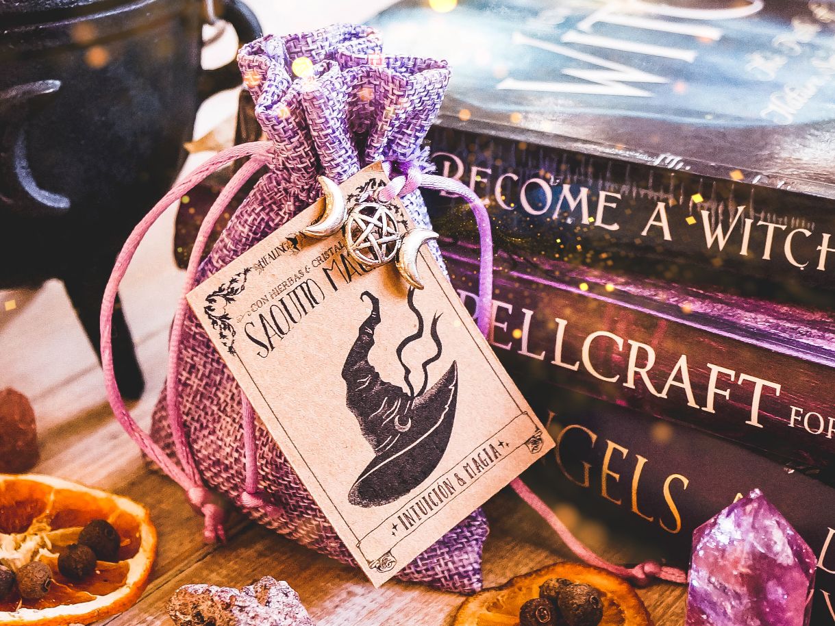 *Saquito Mágico de la Bruja* Charm Bag Aromático con hierbas, flores, resinas & cristales